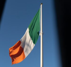 white, green, and red italy flag