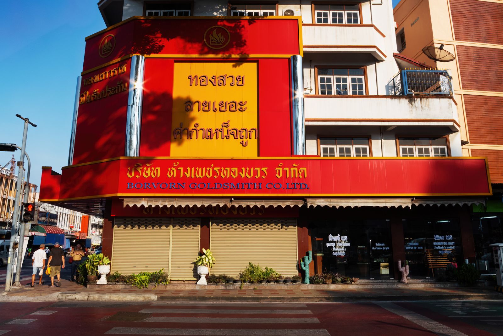A vibrant goldsmith shop facade in Pattaya, Thailand, captured during daytime.