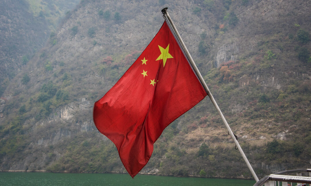 2016 - China - Yangtze River - Fly the Flag