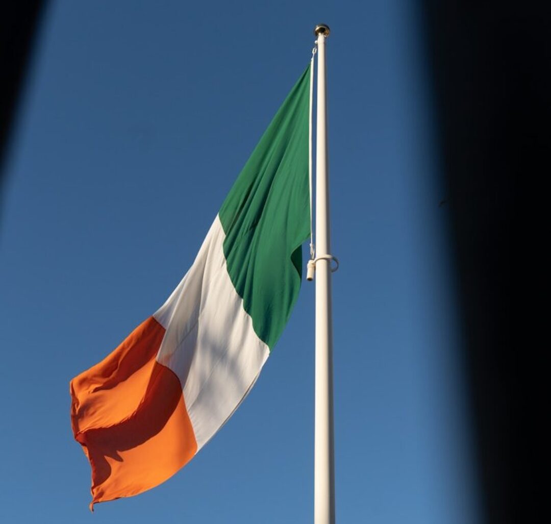 white, green, and red italy flag